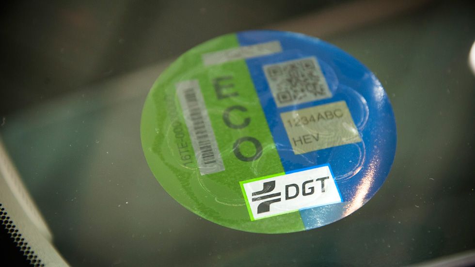 ¿Aún no tienes la pegatina de la DGT? Corre y cómprala: en 2020 será más cara