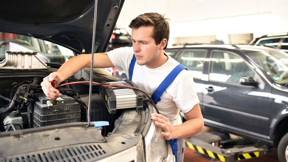 ¿Tu coche tiene más de 10 años? Esto es lo que tienes que revisar para evitar multas