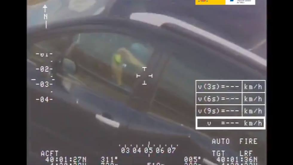Tocando la batería, haciendo el cubo de Rubik… las mayores imprudencias captadas por la DGT (vídeo)
