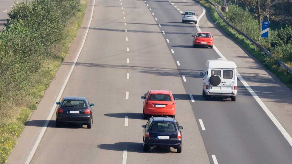 Cómo usar bien los carriles para evitar atascos y accidentes: la DGT te lo explica