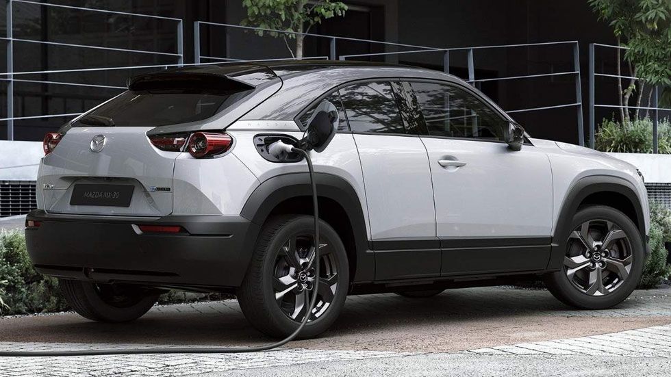 Mazda asegura que algunos coches eléctricos contaminan más que los diésel