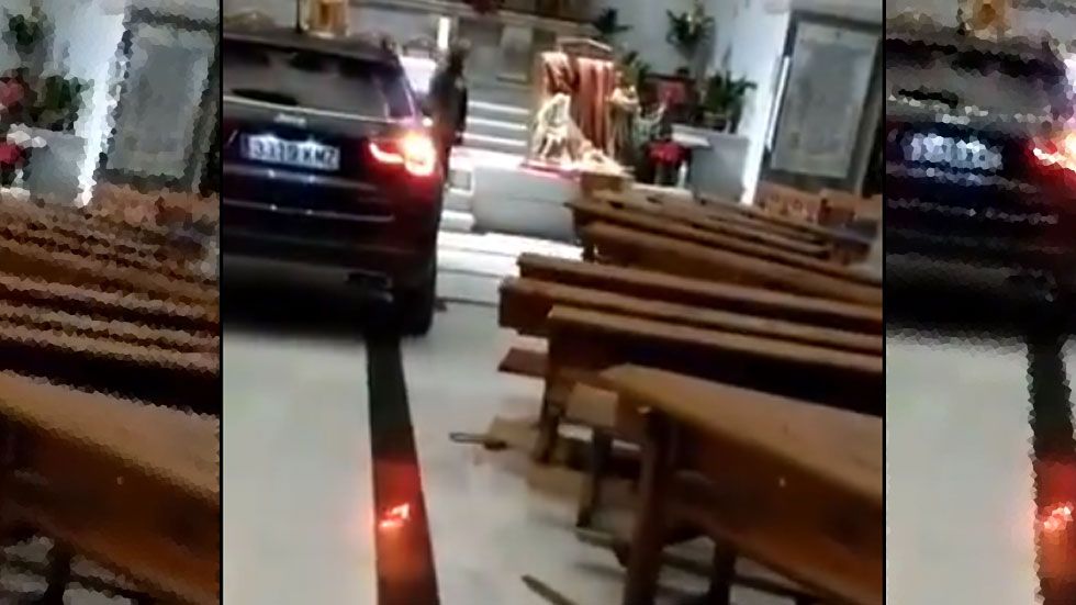 Empotra su coche en el altar de una iglesia de Toledo