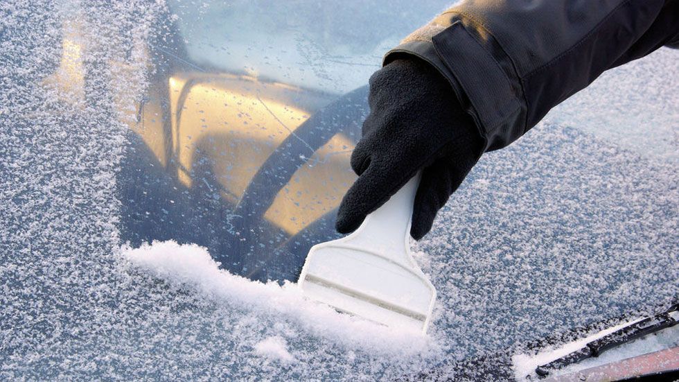 Los trucos infalibles de la Guardia Civil para descongelar el parabrisas de tu coche