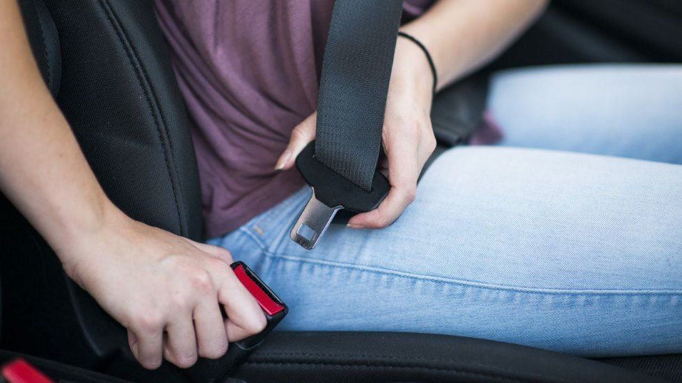 Cuándo es legal no llevar el cinturón en el coche y por qué: la DGT nos lo explica
