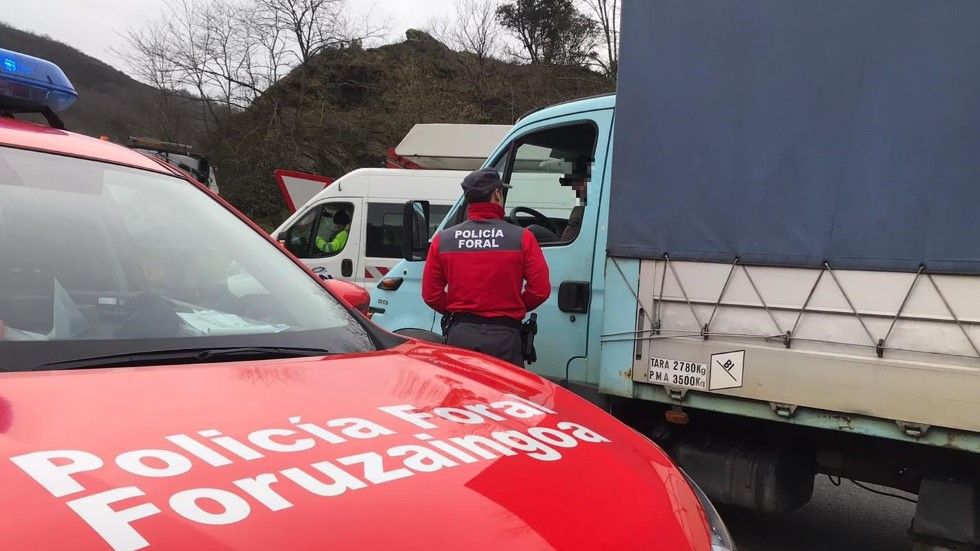 Detenido un camionero que conducía viendo una telenovela y sin cinturón