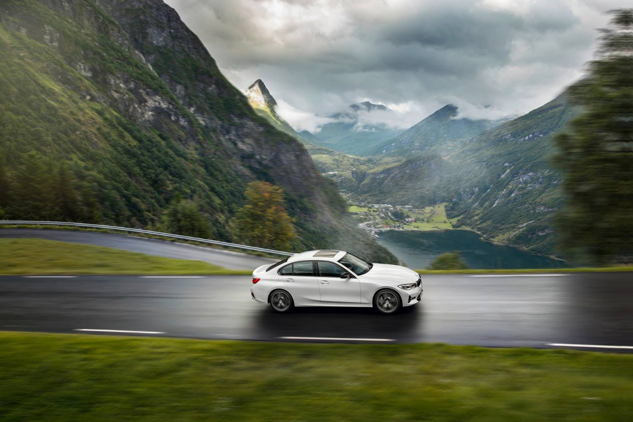 BMW Serie 3 2020: la berlina alemana recibe versiones mild-hybrid