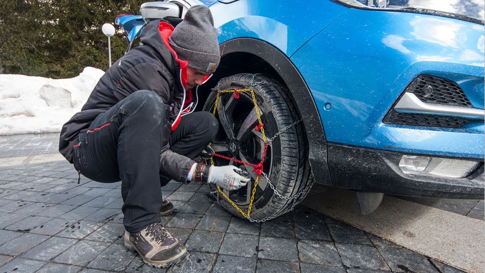 Cómo colocar de forma segura las cadenas del coche: la DGT te lo explica