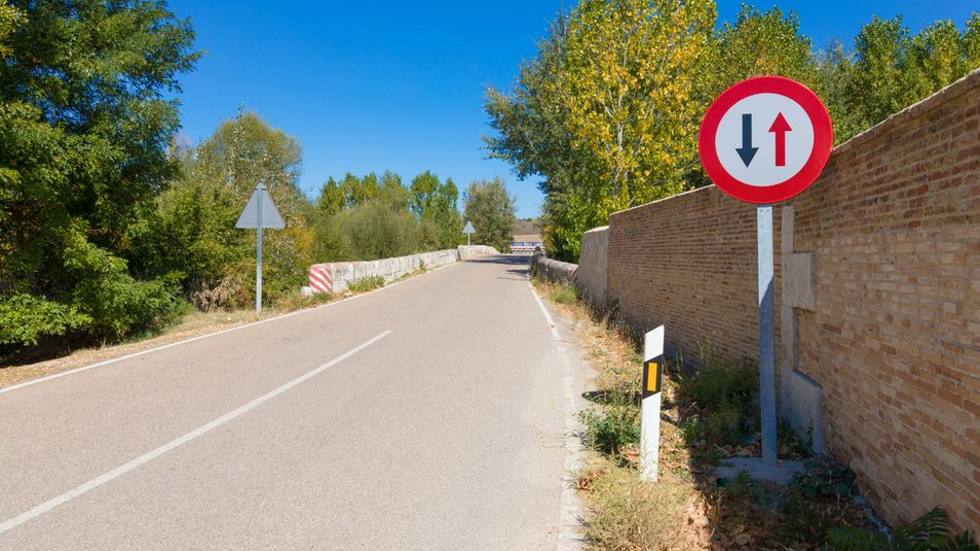 Estrechamiento en carretera: la DGT explica quién tiene prioridad y quién pasa primero