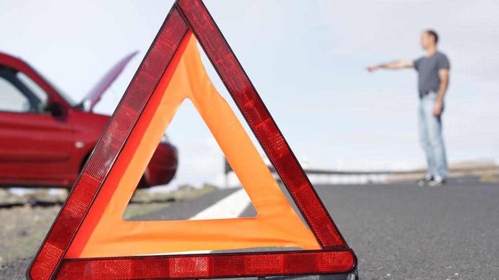 Cómo parar el coche con seguridad ante una emergencia en carretera