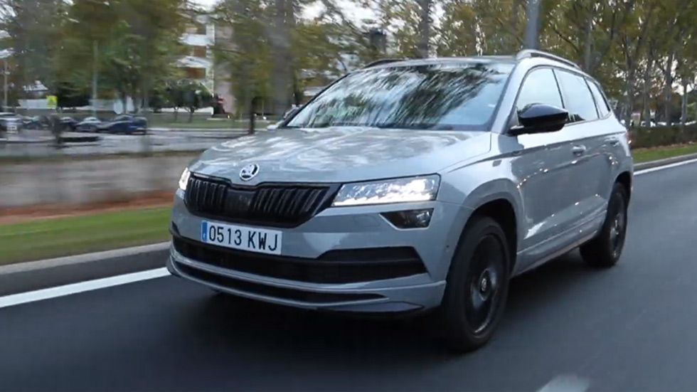 Skoda Karoq de larga duración: luces, espacios portaobjetos, asientos traseros… (vídeos)
