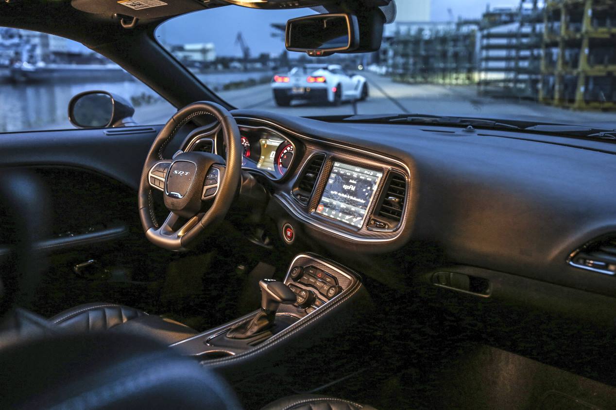 Chevrolet Corvette ZR1 vs Dodge Challenger SRT Hellcat: puro músculo sobre ruedas