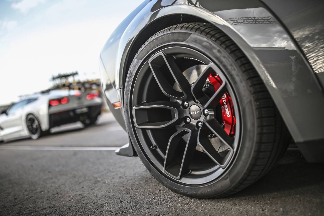 Chevrolet Corvette ZR1 vs Dodge Challenger SRT Hellcat: puro músculo sobre ruedas