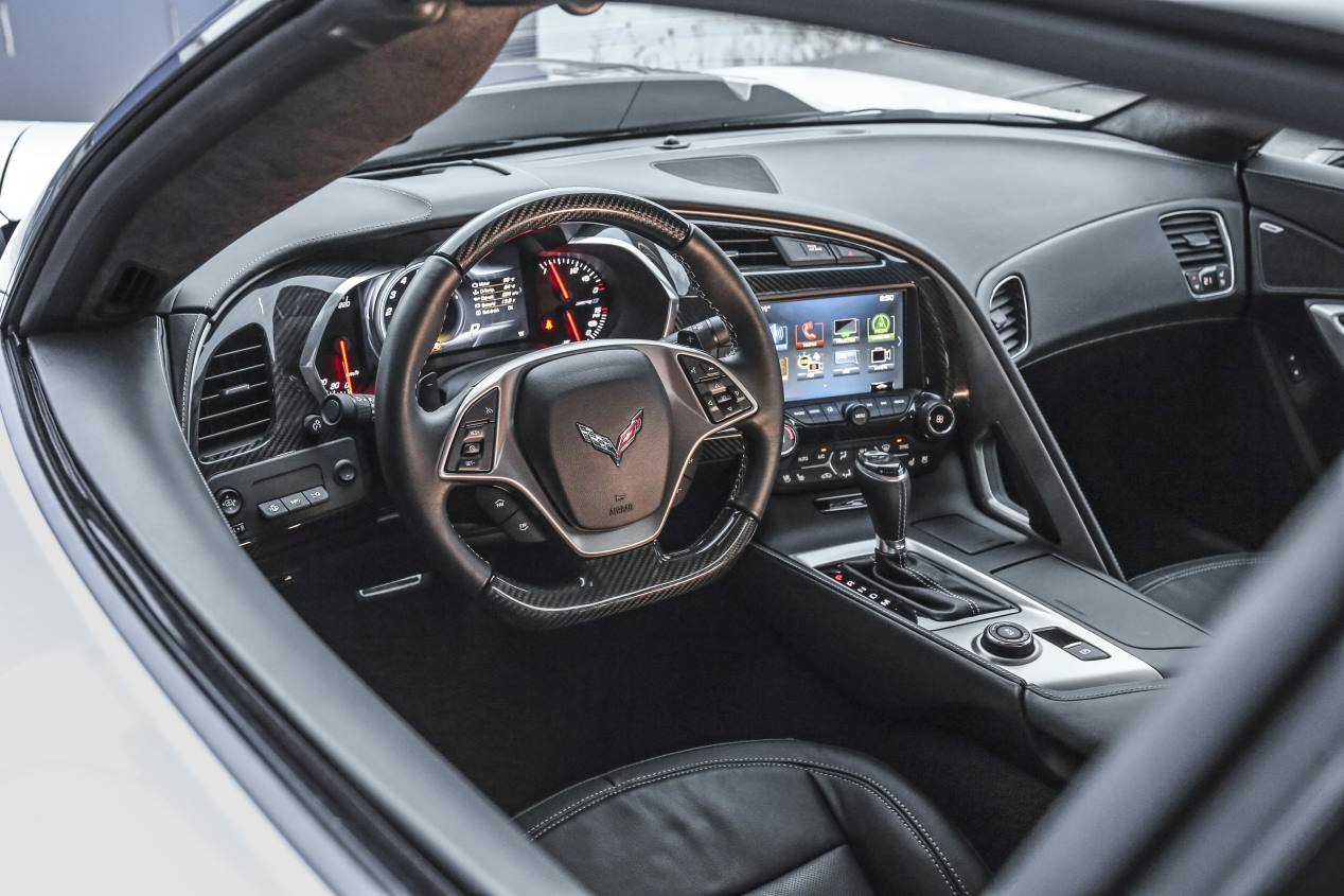 Chevrolet Corvette ZR1 vs Dodge Challenger SRT Hellcat: puro músculo sobre ruedas