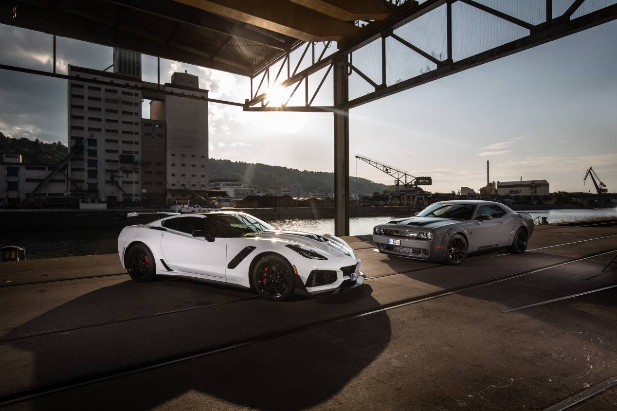 Chevrolet Corvette ZR1 vs Dodge Challenger SRT Hellcat: puro músculo sobre ruedas