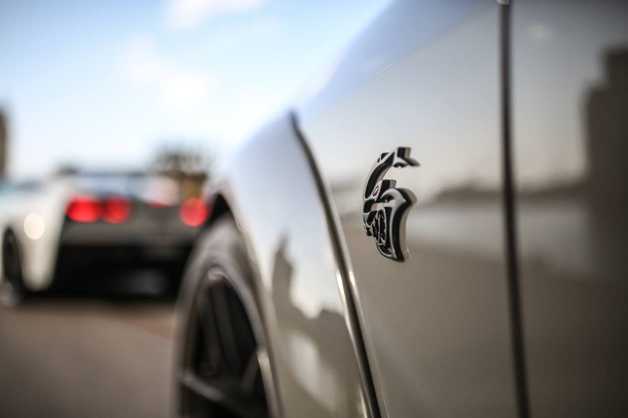 Chevrolet Corvette ZR1 vs Dodge Challenger SRT Hellcat: puro músculo sobre ruedas