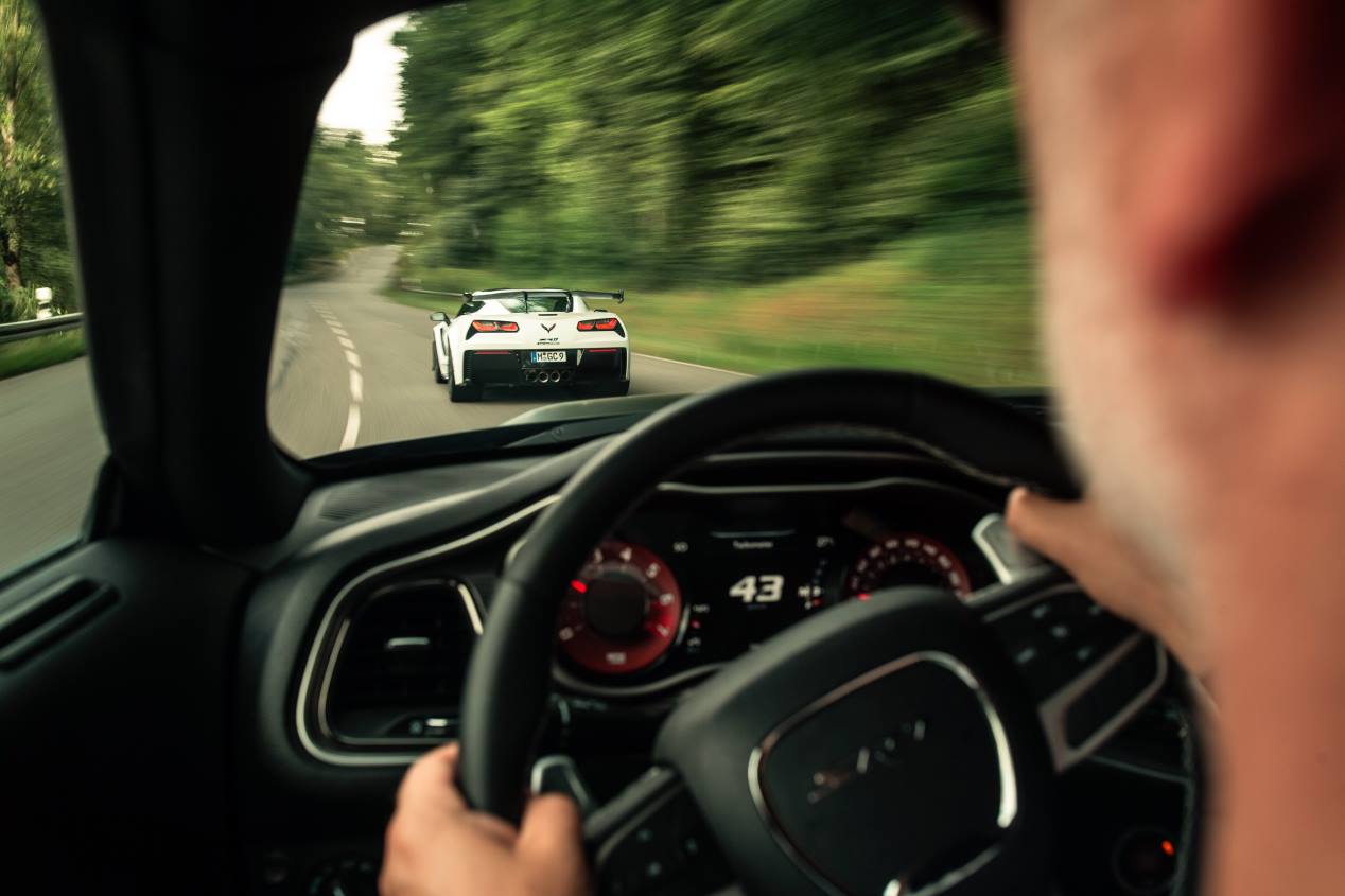Chevrolet Corvette ZR1 vs Dodge Challenger SRT Hellcat: puro músculo sobre ruedas
