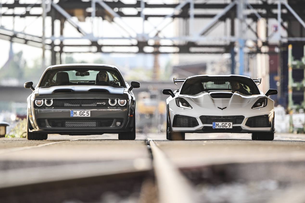 Chevrolet Corvette ZR1 vs Dodge Challenger SRT Hellcat: puro músculo sobre ruedas