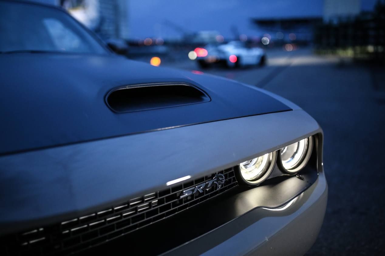 Chevrolet Corvette ZR1 vs Dodge Challenger SRT Hellcat: puro músculo sobre ruedas