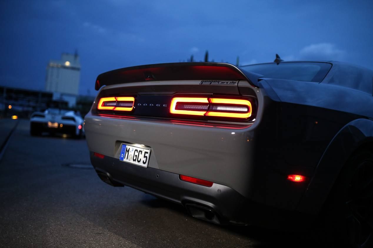 Chevrolet Corvette ZR1 vs Dodge Challenger SRT Hellcat: puro músculo sobre ruedas