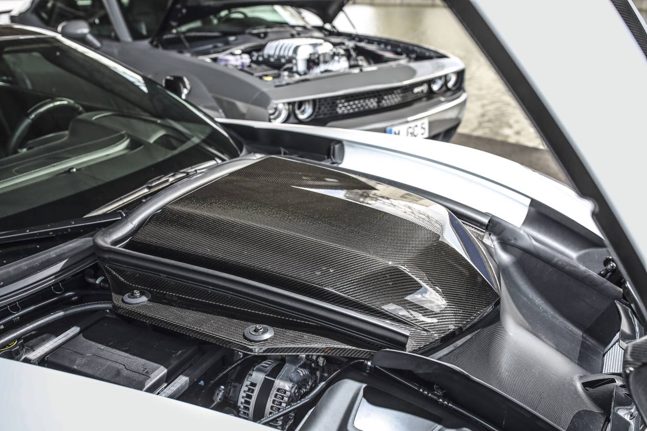 Chevrolet Corvette ZR1 vs Dodge Challenger SRT Hellcat: puro músculo sobre ruedas