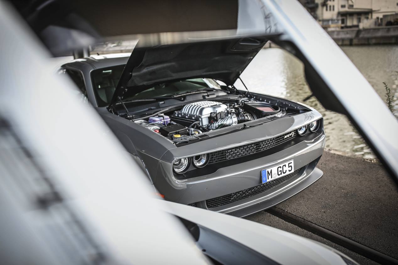Chevrolet Corvette ZR1 vs Dodge Challenger SRT Hellcat: puro músculo sobre ruedas