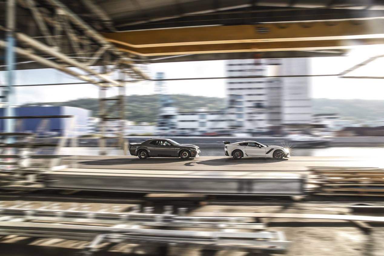 Chevrolet Corvette ZR1 vs Dodge Challenger SRT Hellcat: puro músculo sobre ruedas