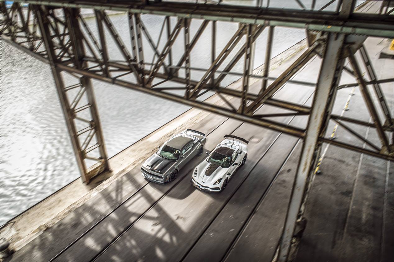 Chevrolet Corvette ZR1 vs Dodge Challenger SRT Hellcat: puro músculo sobre ruedas