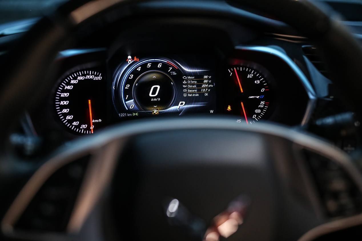 Chevrolet Corvette ZR1 vs Dodge Challenger SRT Hellcat: puro músculo sobre ruedas