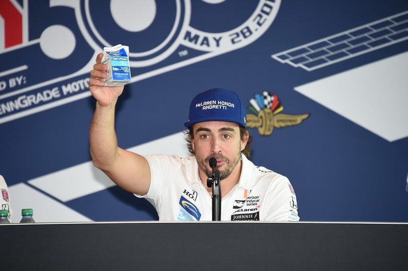 Alonso brinda con leche en Indianápolis 2017, lo que hacen los que ganan allí