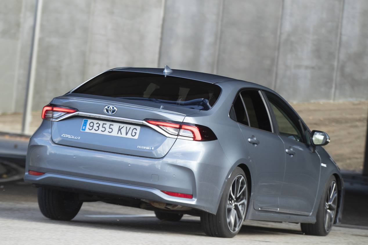 Toyota Corolla Sedan 125H: híbrido de consumos casi de récord