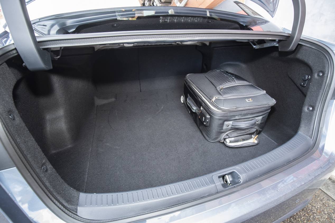Toyota Corolla Sedan 125H: híbrido de consumos casi de récord