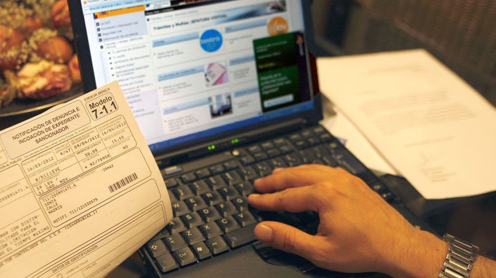 Así puedes reclamar por Internet la devolución de una multa de tráfico por error