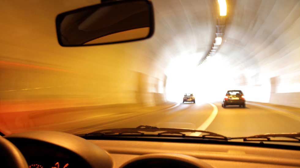 La DGT alerta en vídeo de los efectos peligrosos del “efecto túnel”