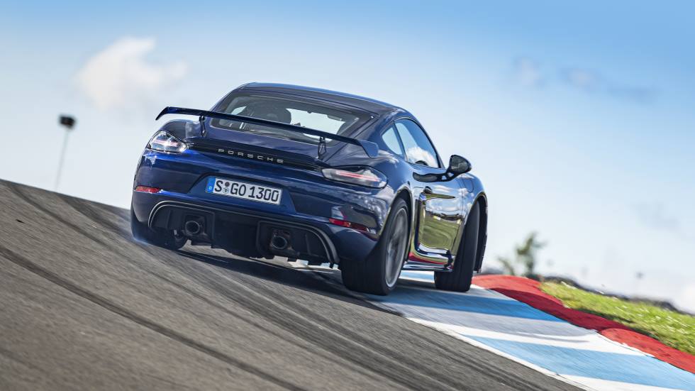 A prueba el Porsche 718 Cayman GT4: “poca” electrónica y mucha mecánica