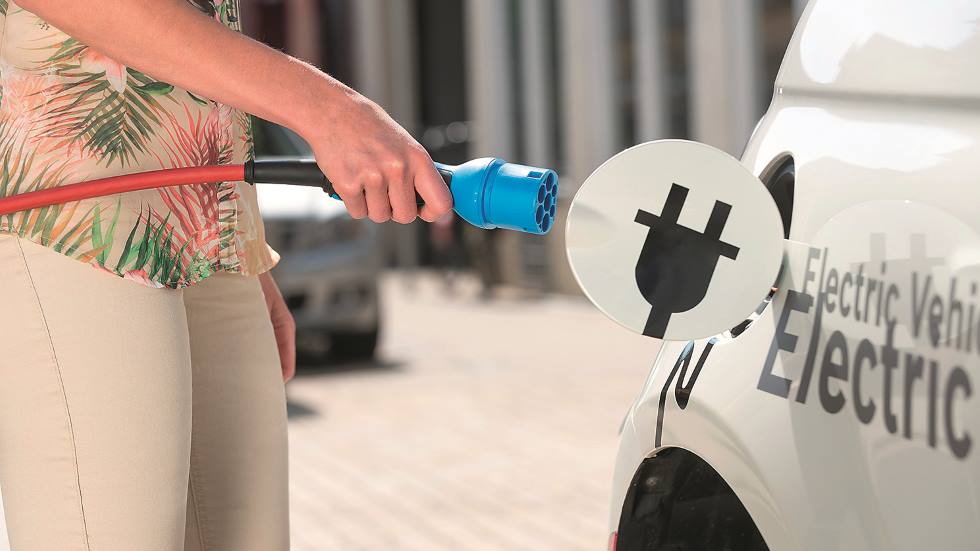 El Gobierno baraja establecer un IVA reducido a los coches eléctricos