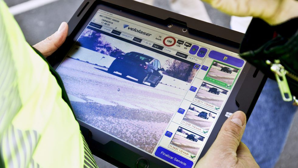 Identificaba de sus multas a otro conductor que le debía dinero… y no sabía que estaba muerto