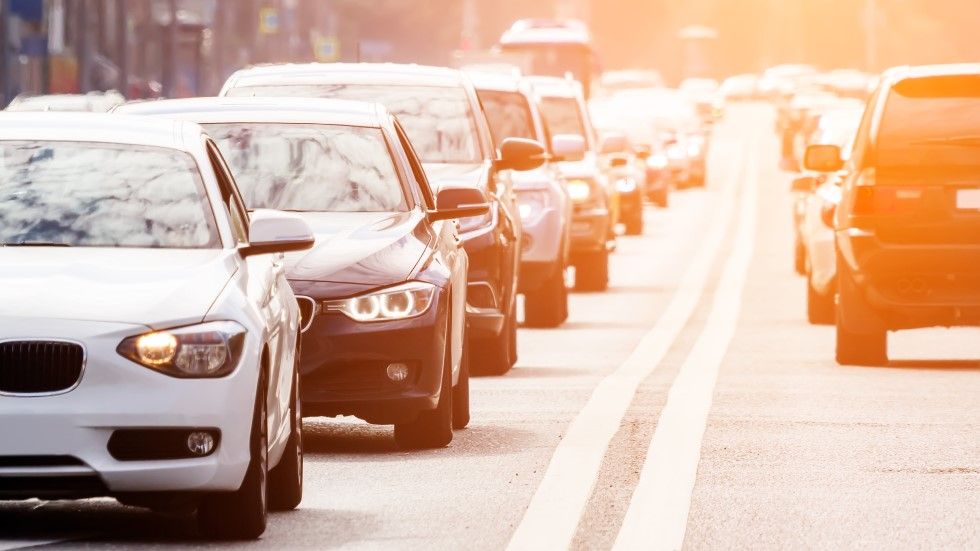 Los impuestos y las restricciones que llegan al coche: cómo nos afectarán, en 10 claves