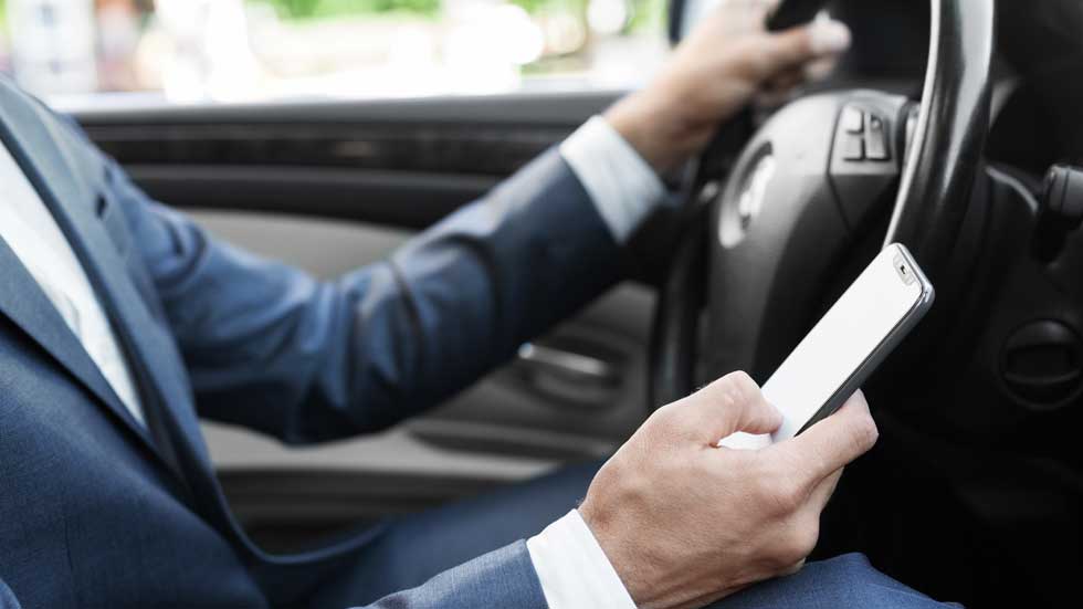 Todas las multas que te pueden poner ya este año por usar el móvil al conducir