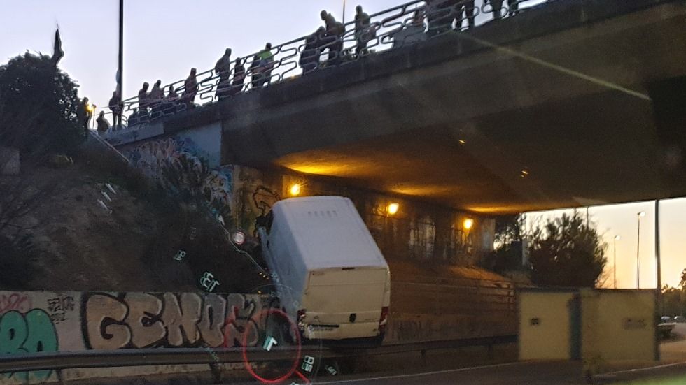Así ha quedado una furgoneta que ha caído hoy desde un puente de 8 metros