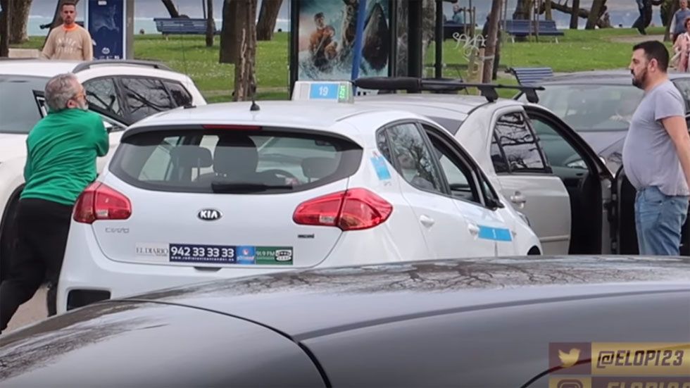 Vídeo viral: un taxista y un aficionado del Rácing rompen sus coches en una surrealista pelea
