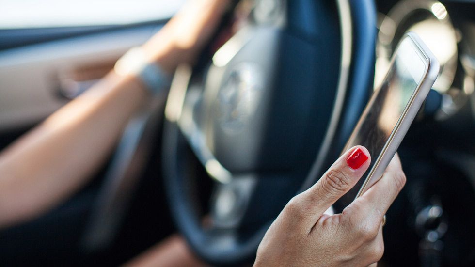 Esta es la multa que te puede poner la DGT por difundir vídeos de accidentes con heridos. | Foto: iStock