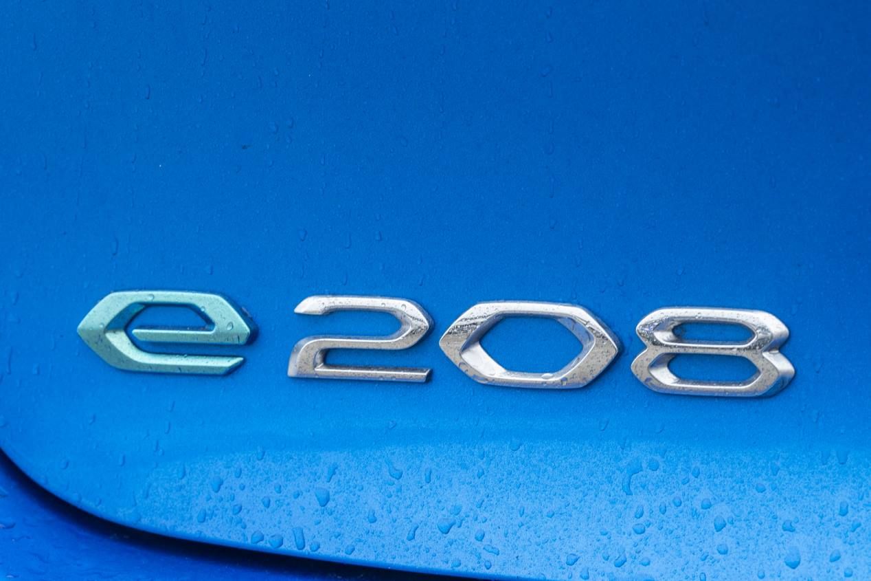 Peugeot e-2008.