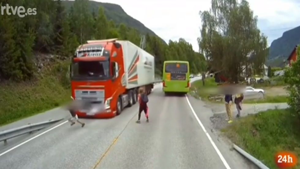 ¡Un milagro! La pericia de este camionero salva el atropello de un niño por milímetros