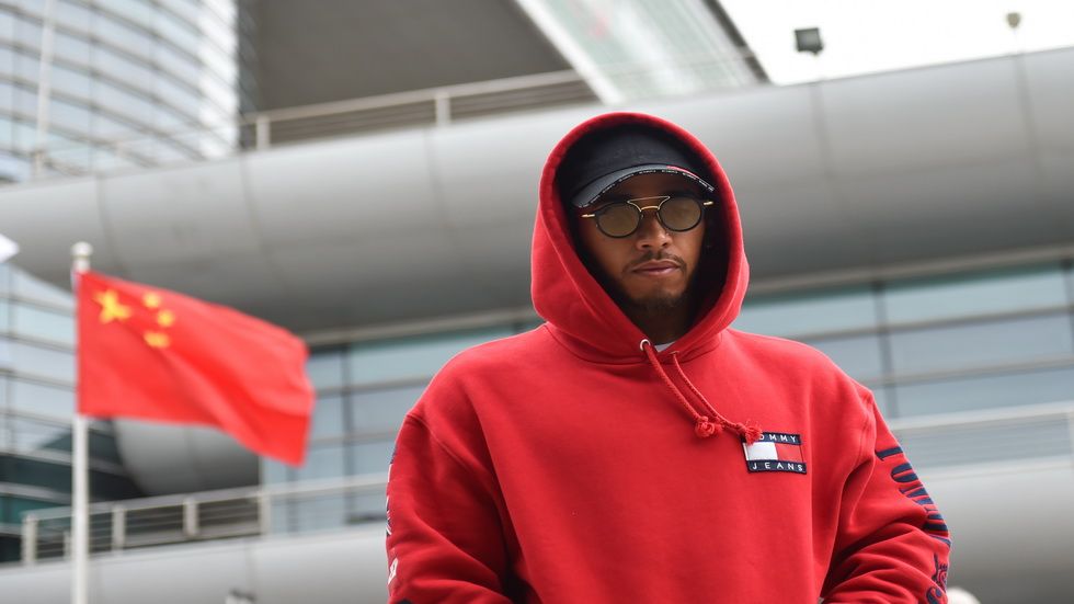 Hamilton abrigado en el G.P. de China de 2018