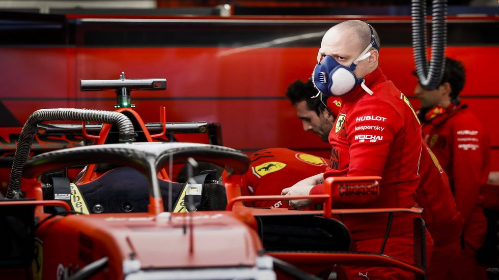Un miembro del equipo Ferrari con mascarilla durante los pasados test en el Circuit