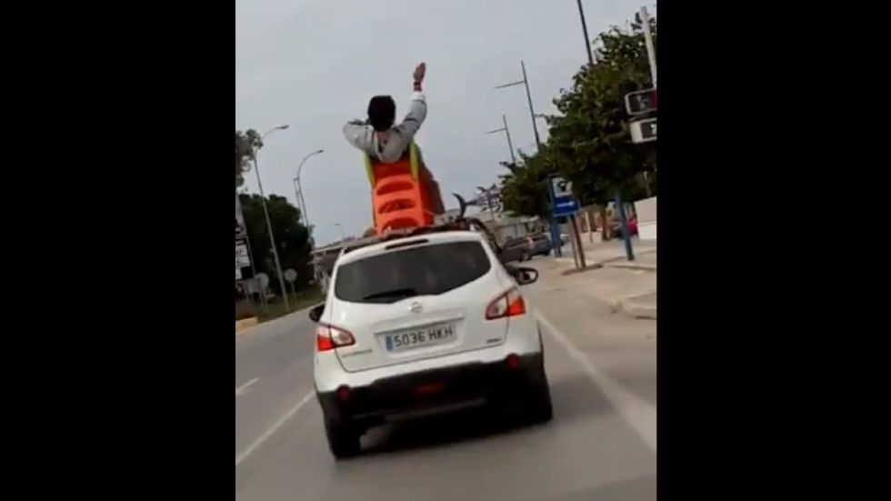 Vídeo: denunciado por circular por carretera subido a un tobogán en el techo del coche