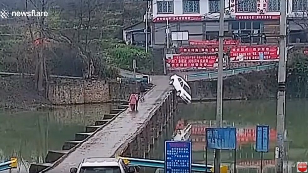 Vídeo: aprueba el carné, coge su coche nuevo, mira el móvil 2 segundos… y acaba así en el río