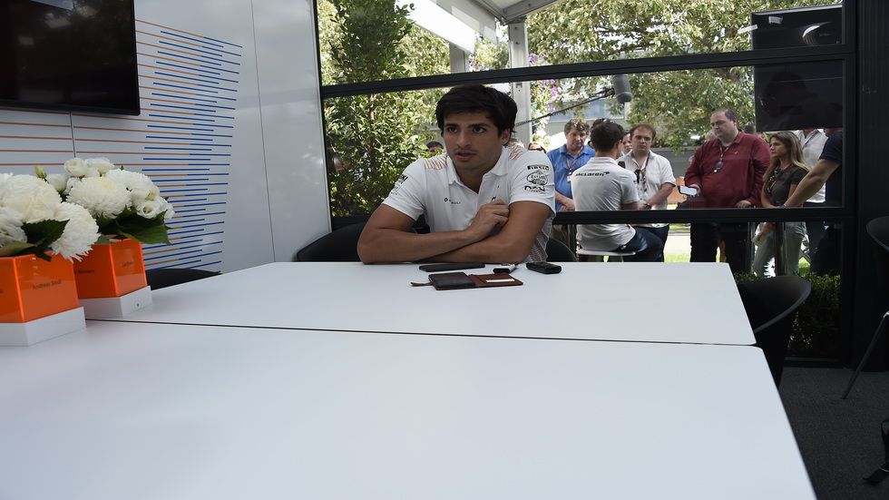 Sainz, solo en la mesa. Nosotros a dos metros de distancia