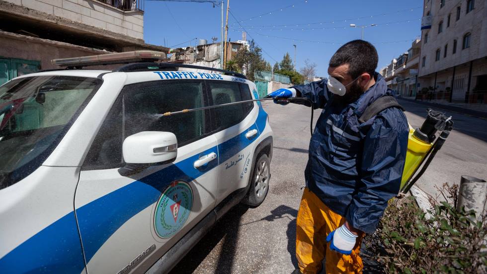 Un agente oficial fumiga un coche en una calle de Palestina (Imagen: Cordon Press)