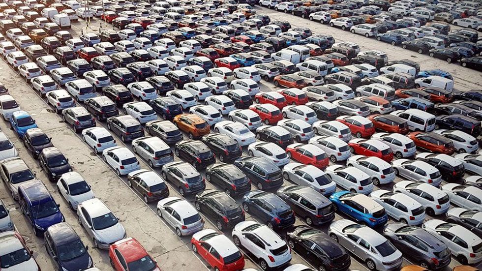 Matrículas azules, rojas, verdes y amarillas: qué coches tienen que llevarlas y por qué